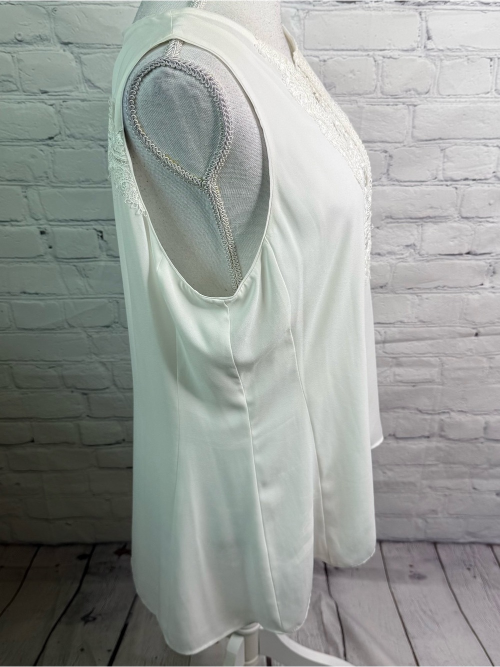 WHBM White House Black Market White Intricate Front Sleeveless Blouse Top Large - Picture 3 of 8